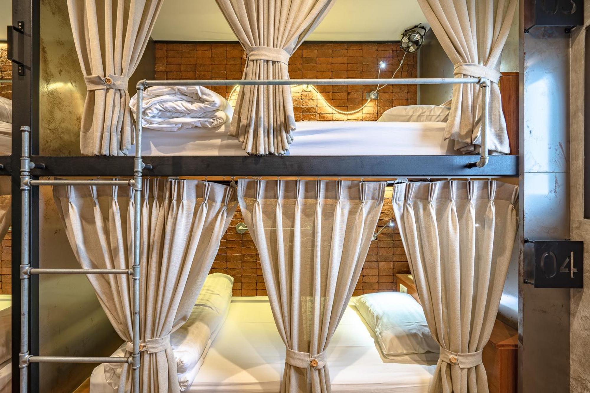 Siam Plug In Hostel Bangkok Kültér fotó