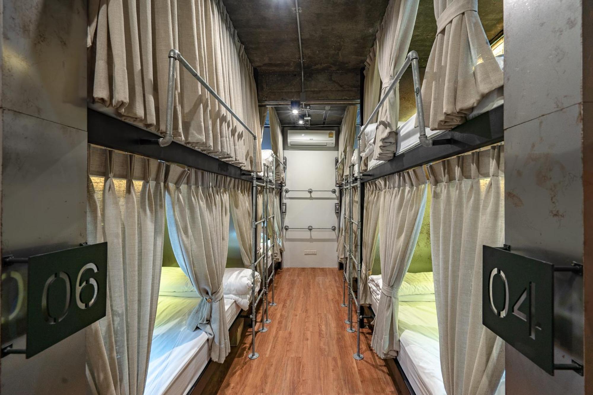 Siam Plug In Hostel Bangkok Kültér fotó