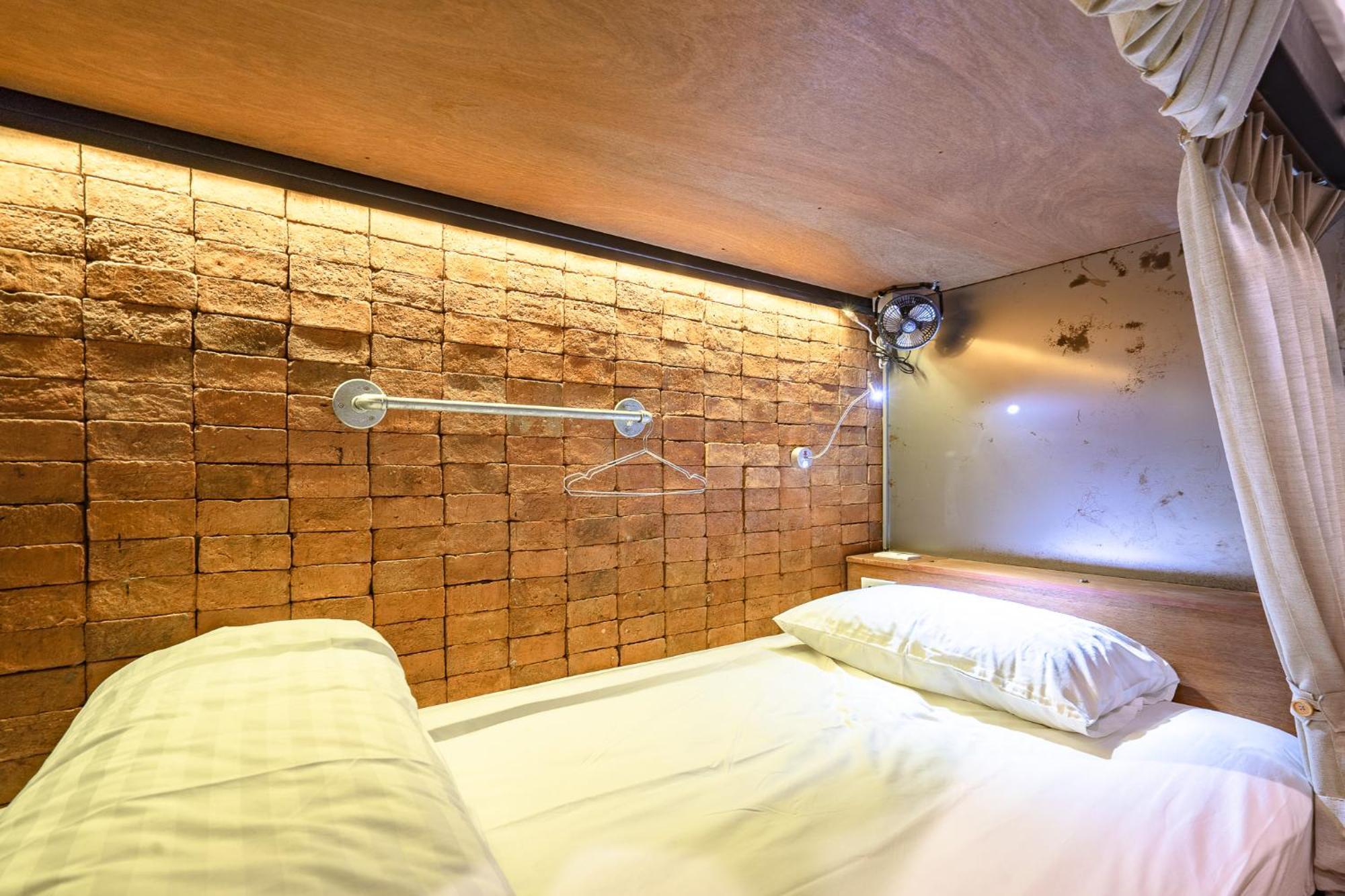 Siam Plug In Hostel Bangkok Kültér fotó
