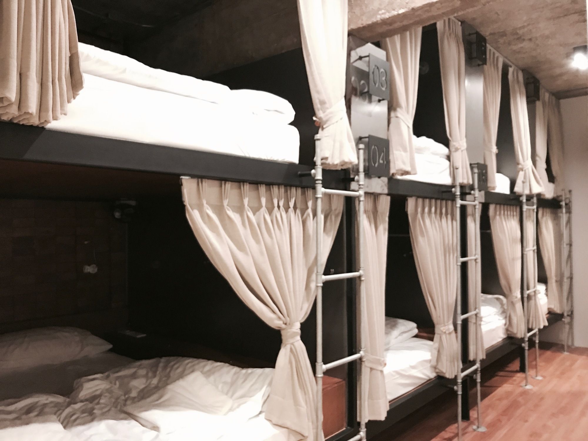 Siam Plug In Hostel Bangkok Kültér fotó